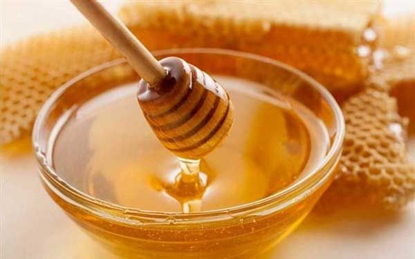 Cách trị sưng môi bằng mật ong