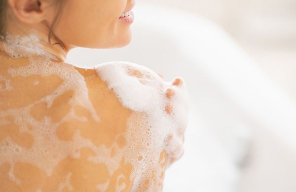 Cách chọn sữa tắm trị mụn lưng phù hợp với làn da