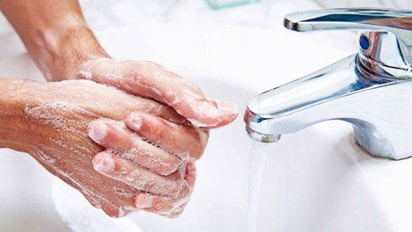 Rửa tay quá nhiều dẫn tới tình trạng tay bị khô