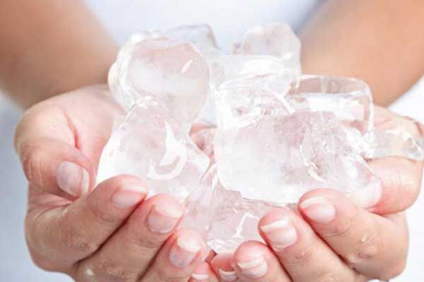 Chườm đá mát khi da có hiện tượng nóng rát