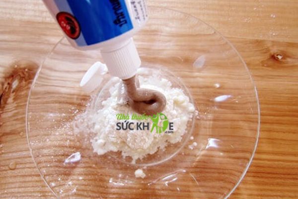Tẩy nốt ruồi bằng hỗn hợp kem đánh răng và baking soda