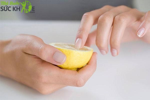 Cách dưỡng móng tay chắc khỏe bằng nước cốt chanh 