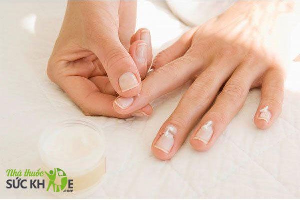Cách chăm sóc móng tay chắc khỏe là dưỡng ẩm và massage móng