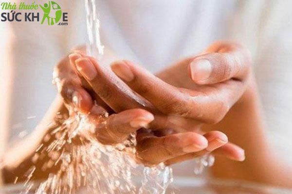 Tránh rửa tay quá nhiều gây hại cho móng