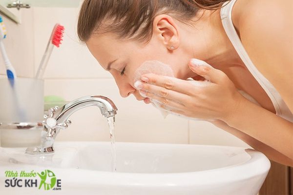 Làm sạch da mặt và rửa sạch tay trược khi thoa dưỡng ẩm lên mặt