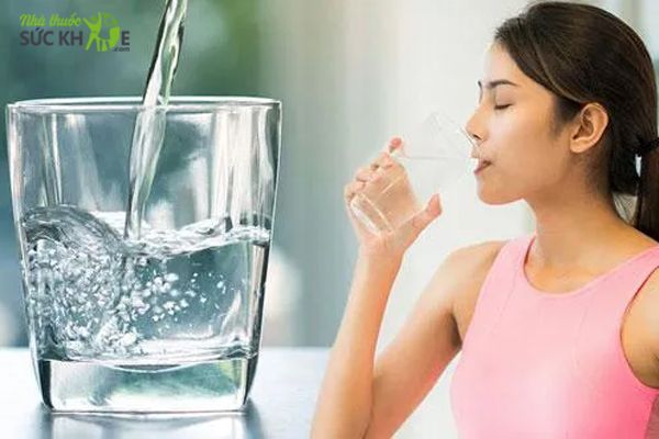 Uống đủ 2 lit nước mỗi ngày