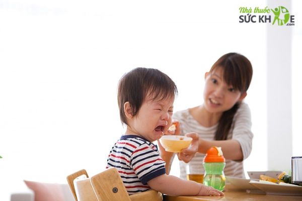 Trẻ bị ám ảnh tâm lý vì cha mẹ ép ăn
