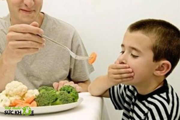 Trẻ che miệng khi thức ăn đến