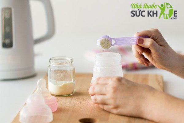 Những lưu ý khi sử dụng sữa bột cho trẻ sơ sinh