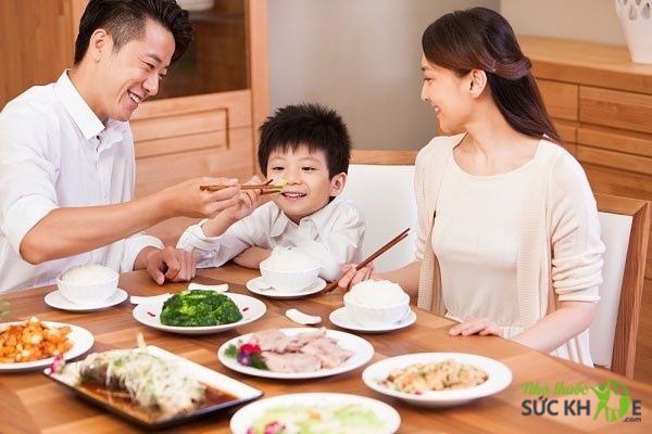Tạo không khí vui vẻ cho con trong bữa ăn
