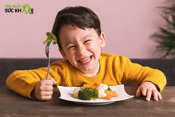 Tập thói quen tập trung ăn uống cho trẻ