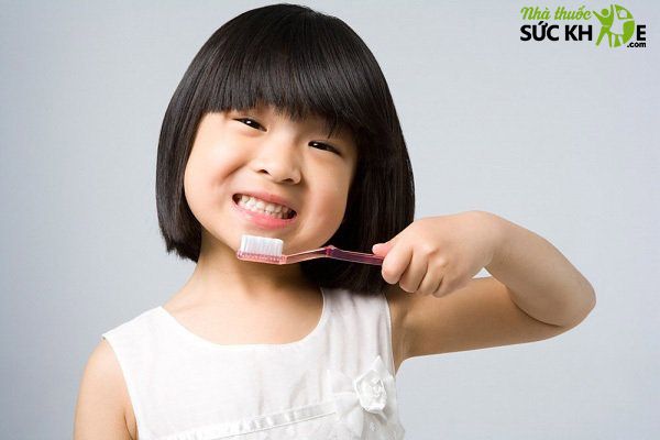 Sử dụng bàn chải đánh răng cho bé khi trẻ có răng sữa đầu tiên