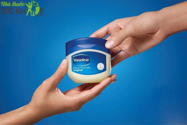 Cách dưỡng móng tay bằng vaseline 
