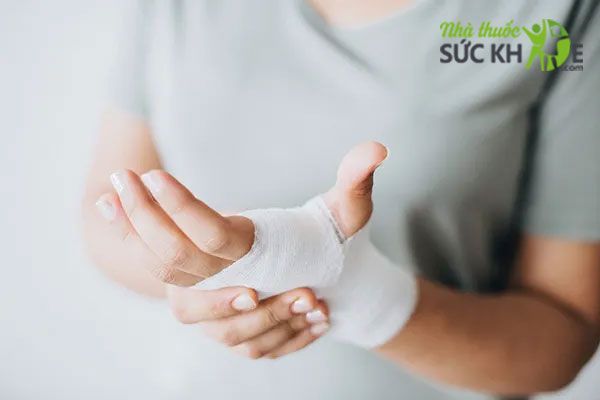 Băng vết thương nếu cần thiết