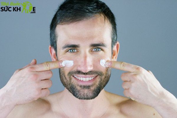 Kem chống nắng dành cho nam tốt nhất có texture mỏng nhẹ, thấm nhanh vào da