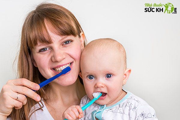 Bàn chải đánh răng cho bé dưới 1 tuổi
