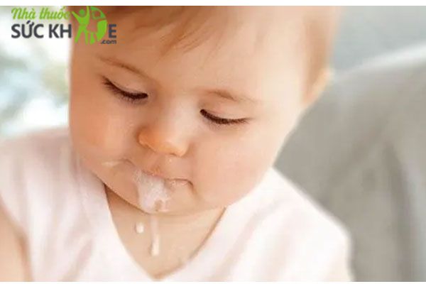 Trẻ bị nôn trớ thường xuyên là dấu hiệu không hợp sữa 
