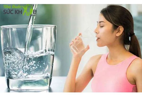 Uống đủ nước sẽ tăng cường phục hồi da bị cháy nắng 