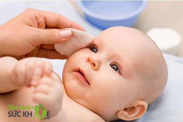 Hướng dẫn cách vệ sinh mắt cho trẻ sơ sinh tại nhà 
