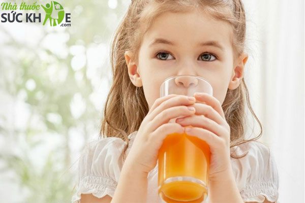 Trẻ nhỏ có nên uống viên sủi vitamin C hàng ngày không