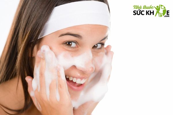Rửa mặt quá lâu gây mất lớp dầu tự nhiên bảo vệ da
