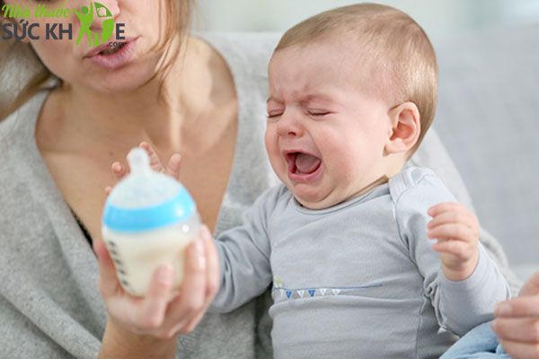 Trẻ sơ sinh uống sữa bao nhiêu độ, trẻ sơ sinh uống sữa quá nóng có sao không