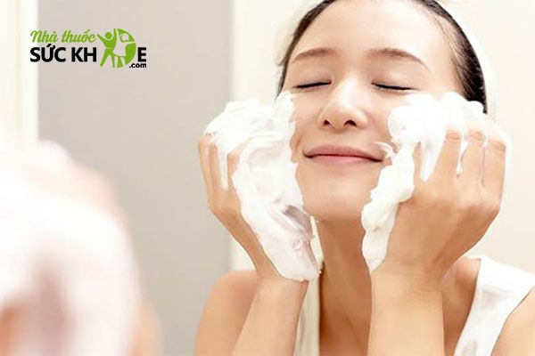 Sử dụng loại sữa rửa mặt thích hợp để làm sạch da
