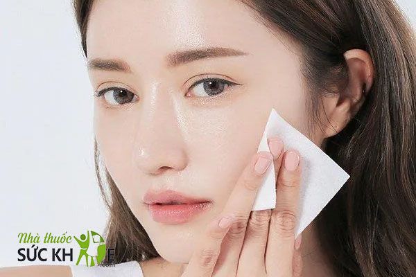 Tẩy trang giúp loại bỏ mỹ phẩm, dầu thừa và bụi bẩn trên da