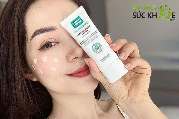 Dưỡng ẩm cho da trước khi thoa kem chống nắng