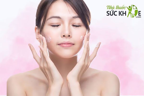 Đợi 2-3 phút để kem dưỡng da thẩm thấu vào da trước khi thoa kem chống nắng