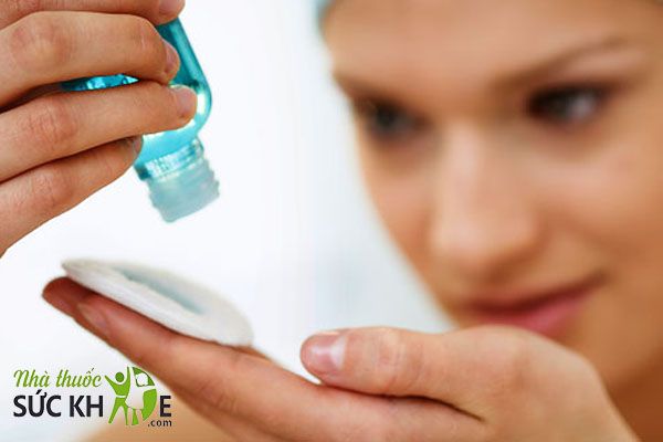 Trước khi dùng kem chống nắng nên dùng gì? Thoa toner/nước hoa hồng