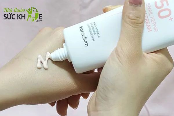 Kem chống nắng Karadium Snail có màu cam nhạt, nâng tone tự nhiên