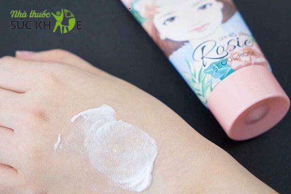 Kem chống nắng Rosie First Essence Whitening Serum Sunscreen có kết cấu lỏng, thẩm thấu nhanh