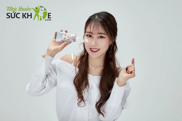 Chấm kem chống nắng lên da và vỗ nhẹ để sản phẩm thẩm thấu vào da