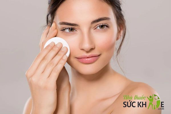 Tẩy trang trước khi đi ngủ vào buổi tối