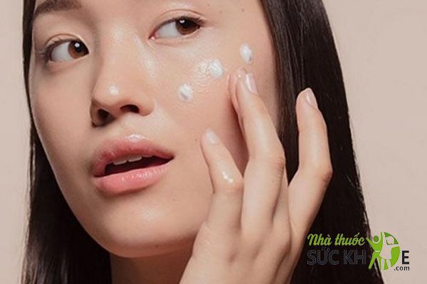 Vỗ nhẹ để serum thẩm thấu đều vào da