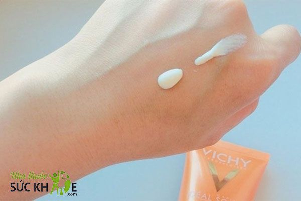 Kem chống nắng SPF 50 dễ để lại vệt trắng trên da