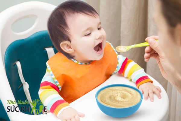 Cho bé uống Vitamin D3 trong hoặc sau khi ăn
