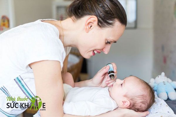 Nhỏ trực tiếp Vitamin D3 vào miệng cho trẻ
