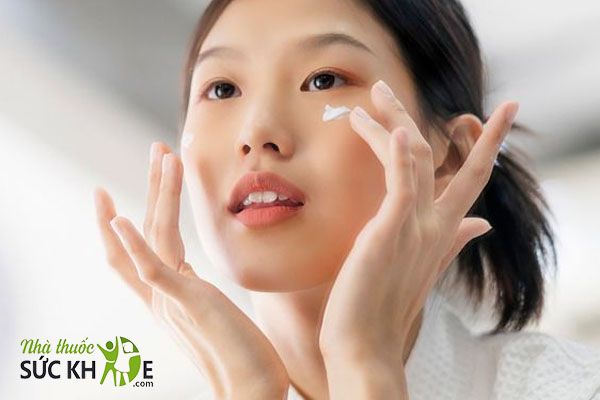 Chấm kem chống nắng l&ecirc;n từng v&ugrave;ng da v&agrave; massage nhẹ nh&agrave;ng