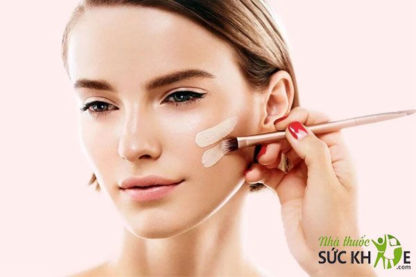 Dùng cọ trang điểm để tán kem nền