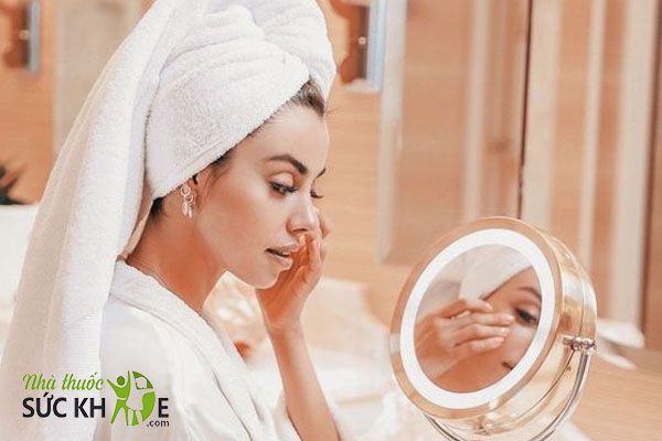 Kem dưỡng ẩm gi&uacute;p kh&oacute;a ẩm v&agrave; hạn chế k&iacute;ch ứng da