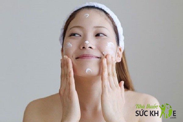 Dùng essence, kem dưỡng ẩm để cấp ẩm cho da