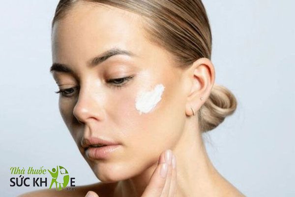 Kem chống nắng c&oacute; dưỡng ẩm kết cấu mỏng, thấm nhanh v&agrave;o da