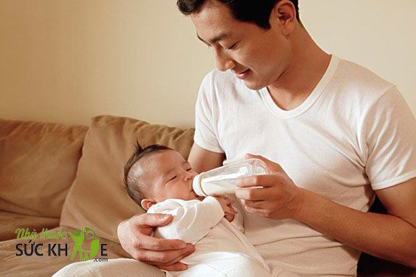Nhỏ Vitamin D3 vào núm ti bình sữa cho con bú