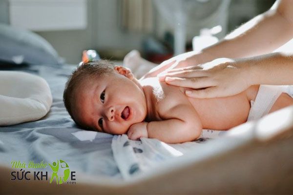 Phơi nắng cho bé để cung cấp Vitamin D tự nhiên