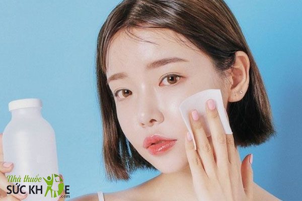 Kem lót trước hay kem chống nắng trước? Dùng toner để cân bằng độ ẩm của da