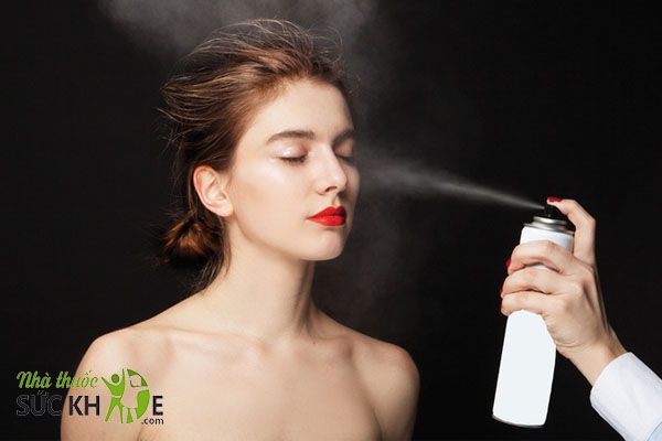 Xịt khoáng giúp lớp trang điểm lâu trôi