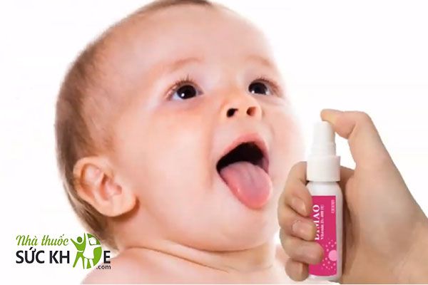 Xịt trực tiếp Vitamin D3 vào miệng cho bé