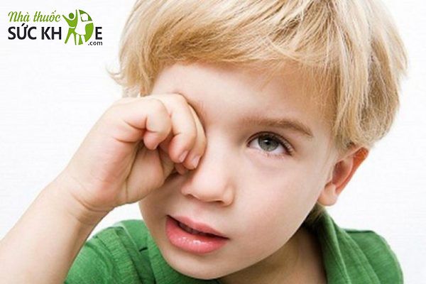 Trẻ bị khô, mỏi mắt
